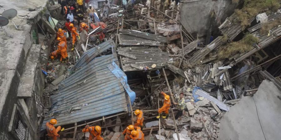 Rettungskräfte suchen nach Überlebenden nach dem Einsturz eines Wohngebäudes in Bhiwandi im Bezirk Thane, einem Vorort von Mumbai. Foto: Praful Gangurde/AP/dpa