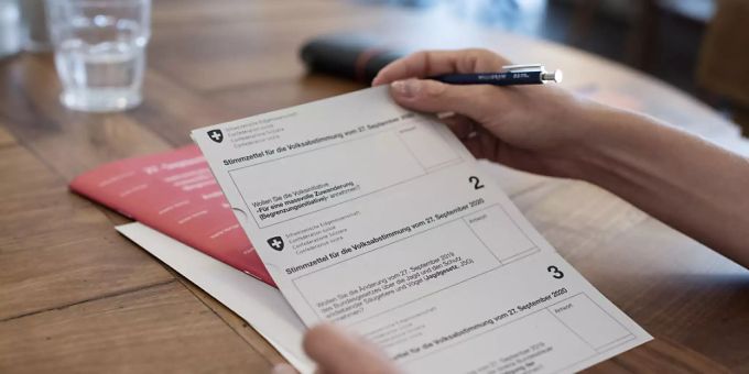 Eine Person studiert die Unterlagen der eidgenössischen Volksabstimmungen vom kommenden Sonntag. (Symbolbild) Eine Person studiert die Unterlagen der eidgenössischen Volksabstimmungen vom kommenden Sonntag. (Symbolbild)