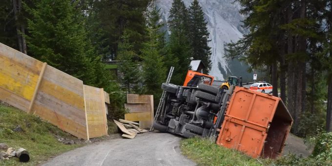 Lastwagen auf Seite gekippt.