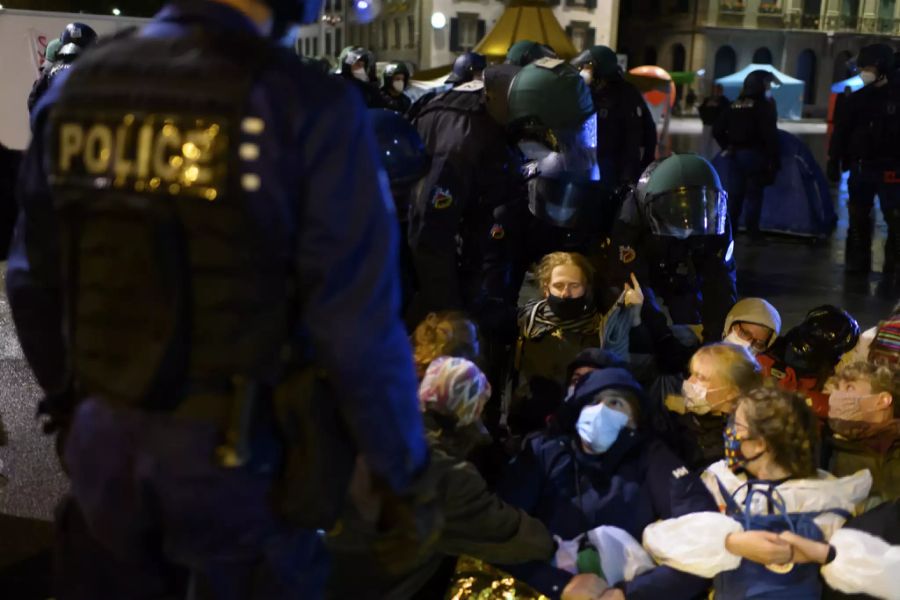 Die Polizei räumt den Bundesplatz und führt die verbliebenen Klima-Aktivisten weg.