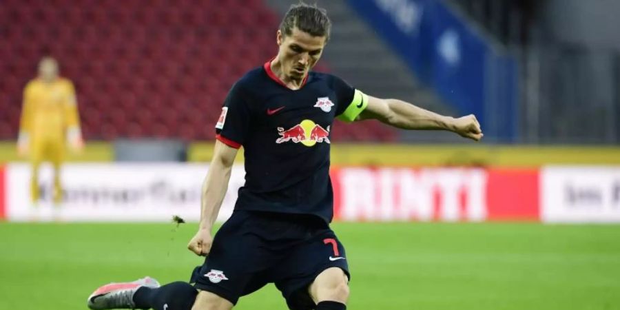 Leipzigs Kapitän Marcel Sabitzer hat sich am Oberschenkel verletzt. Foto: Ina Fassbender/AFP/POOL/dpa