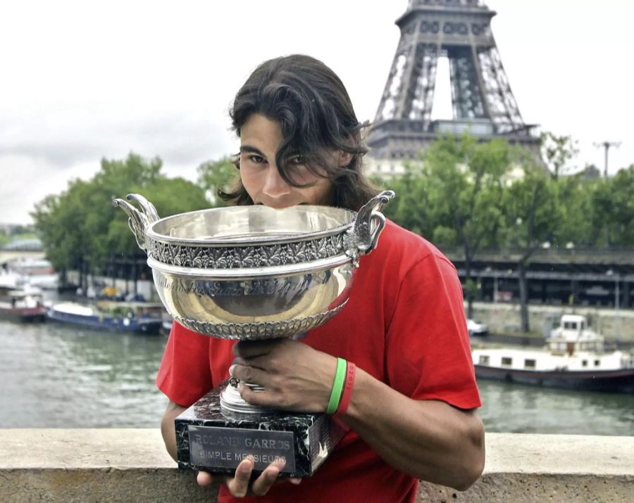 Bereits zwölf Mal gewann Rafael Nadal in Paris – hier küsst er die Trophäe nach seinem ersten Titel im Jahr 2005.