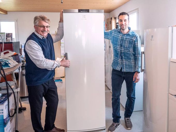 Vater und Sohn: Eugen und Thomas Leibundgut mit einem Electrolux Kühlschrank. Haushaltapparate Leibundgut