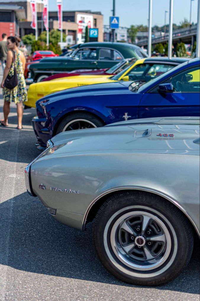 Viele Muscle-Cars reihten sich auf den 300 Parkplätzen.