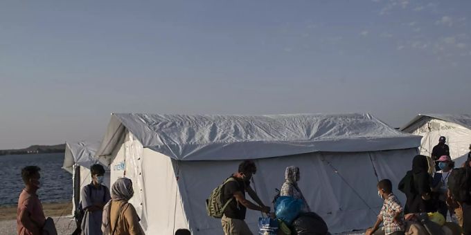 Geflüchtete Menschen kommen an einem provisorischen Camp in der Nähe von Mytilini an. Lesbos
