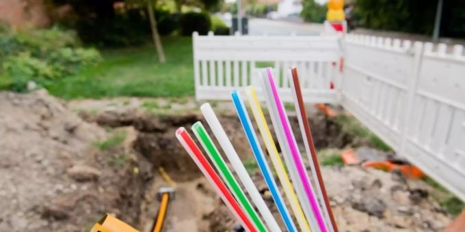 Verlegung von Glasfaserleitungen in Niedersachsen: Dadurch soll das Internet schneller werden. Foto: Julian Stratenschulte/dpa glasfaser