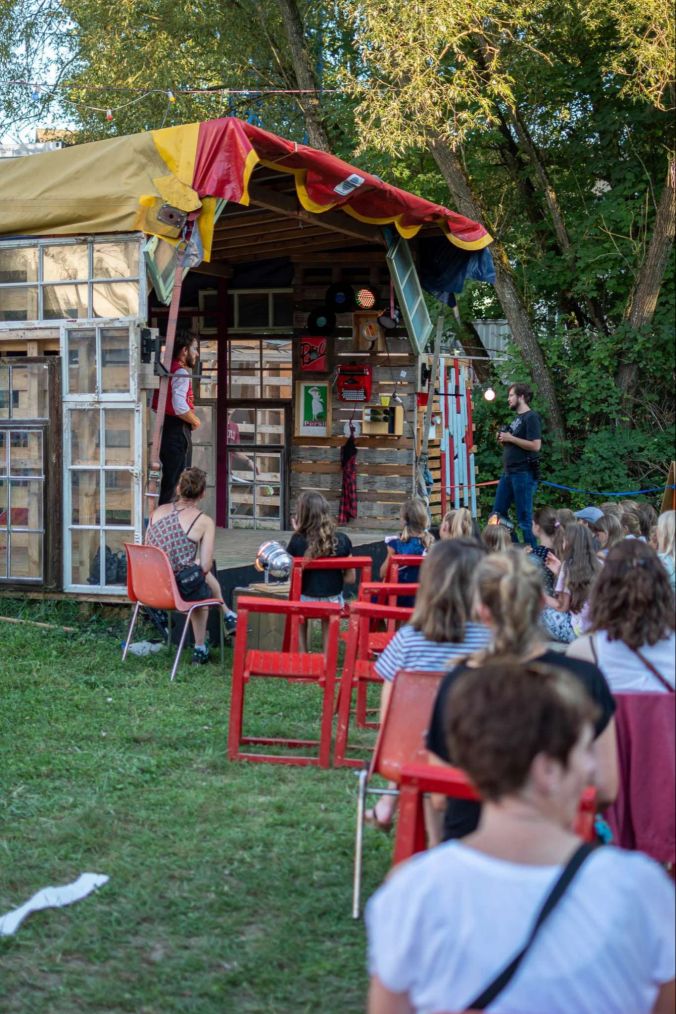 Wakouwa Teatro auf der Bühne der Sommerbar.