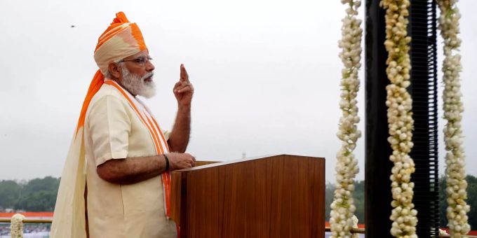 Narendra Modi, Premierminister von Indien, hält am Unabhängigkeitstag vor den Stadtmauern des historischen Red Fort Monuments eine Rede. Indiens Premierminister Narendra Modi hat ein Programm angekündigt, dank dem arme Frauen an günstige Binden kommen sollen. 15.08.2020, Indien, Neu-Delhi 74. Unabhängigkeitstag in Indien