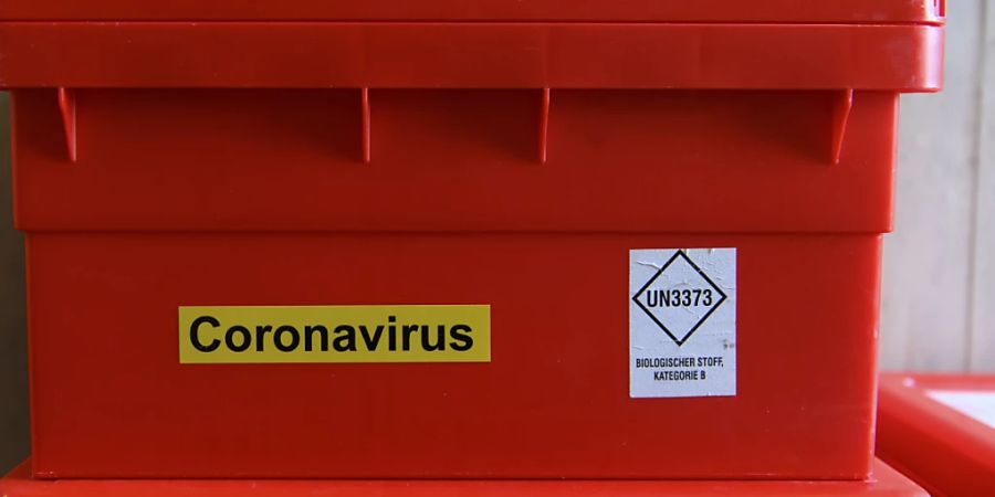 Transportboxen für Coronavirus-PCR-Tests im Kantonsspital Freiburg. (Archivbild)