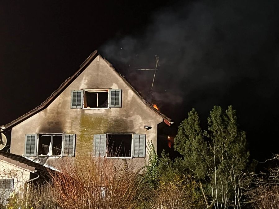 Auch am Abend brannte das Haus in Hurden SZ noch.