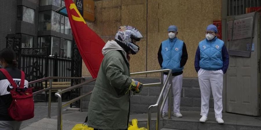 In China breitet sich der schwerste Corona-Ausbruch seit zwei Jahren weiter aus. Foto: Ng Han Guan/AP/dpa