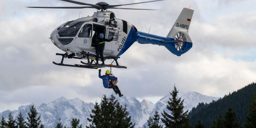 Eine Vorführung im bayerischen Oberaudorf zu Lawinengefahr und alpine Sicherheit.  Angesichts einer ungewöhnlich hohen Zahl tödlicher Unfälle sind Bergwacht und Polizei besorgt.