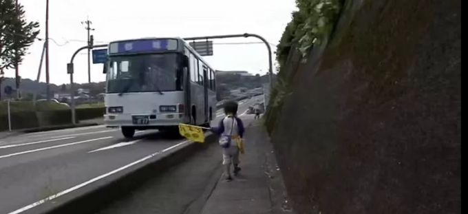 Sieht gefährlich aus, soll es aber nicht sein. Alle Verantwortlichen würden genauestens auf die Sicherheit der Kinder achten, heisst es bei den Netflix Kracher Netflix old Enough
