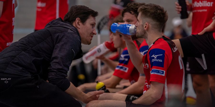 Unihockey Langenthal Aarwangen: Herren NLB, Anweisungen vom Headcoach Marek Lebl an Stürmer Steven Dätwyler. - Langenthal