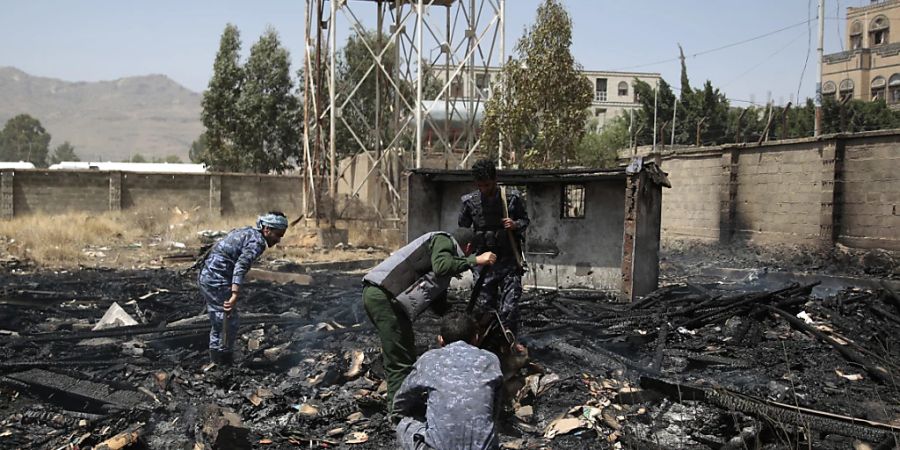 Gebäude im Jemen liegen in Trümmern nach eines saudi-arabischen Luftangriffs. Der Angriff erfolgte einen Tag, nachdem jemenitische Houthi-Rebellen ein Öldepot der Erdölfördergesellschaft Saudi Aramco angegriffen hatten. Foto: Hani Al-Ansi/dpa