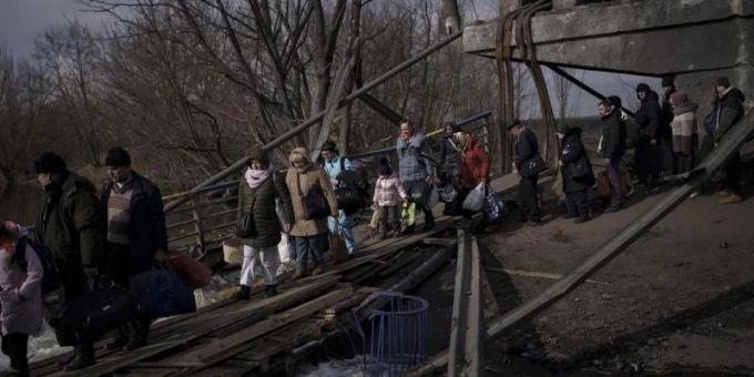 Auf der Flucht vor russischen Angriffen überqueren diese Ukrainer den Fluss Irpin unter einer zerstörten Brücke. Foto: Felipe Dana/AP/dpa Auf der Flucht vor russischen Angriffen überqueren diese Ukrainer den Fluss Irpin unter einer zerstörten Brücke. Foto: Felipe Dana/AP/dpa