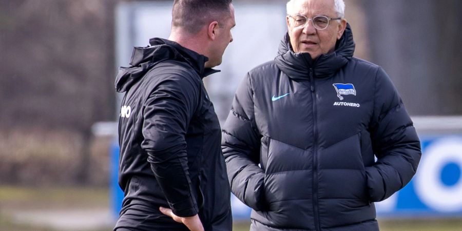 Chefcoach Felix Magath steht vor seiner Coronainfektion mit Co-Trainer Mark Fotheringham (l) zusammen.