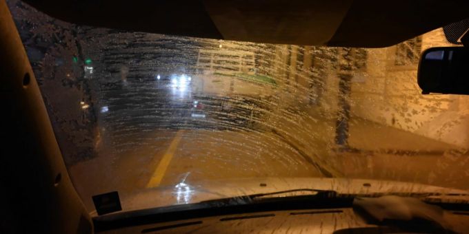 Die Frontscheibe des Autos war vereist und beschlagen. Unfall