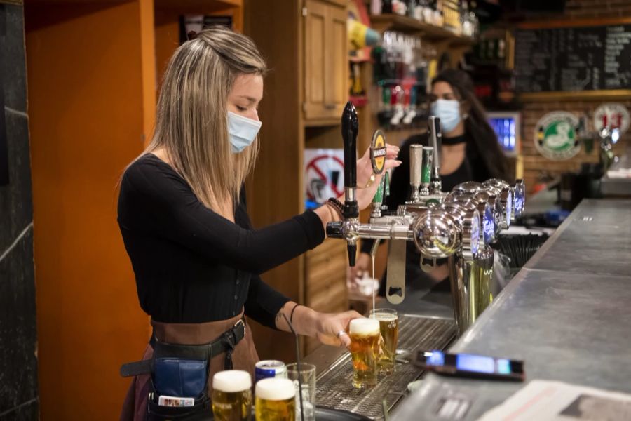 Eine Kellnerin des «Barock Cafe» in Martigny VS schenkt Bier ein.