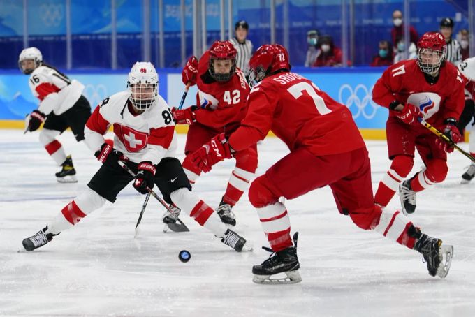 Die Eisgenossinnen zeigen gegen die russische Delegation ein gutes erstes Drittel, liegen aber 1:2 im Rückstand. Olympia 2022
