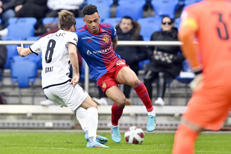 Basel-Stürmer Dan Ndoye (r.) dribbelt gegen Timothe Cognat (l.) vom FC Servette.