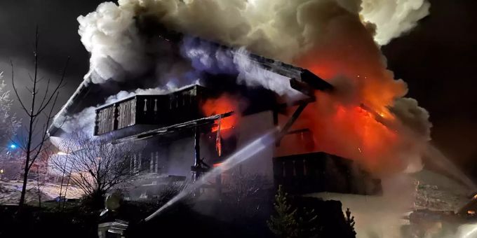 Die Feuerwehren des Verstärkungszentrums Bulle sowie das IFWK La Roche konnten den Brand eindämmen. Brand
