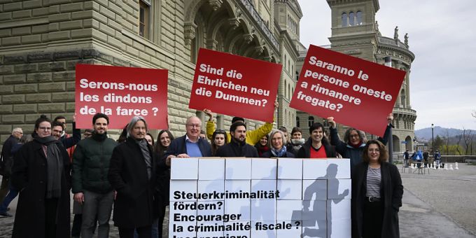 Das überparteiliche Komitee in Bern bei der Einreichung des Referendums gegen die Teilabschaffung der Verrechnungssteuer. verrechnungssteuer-reform