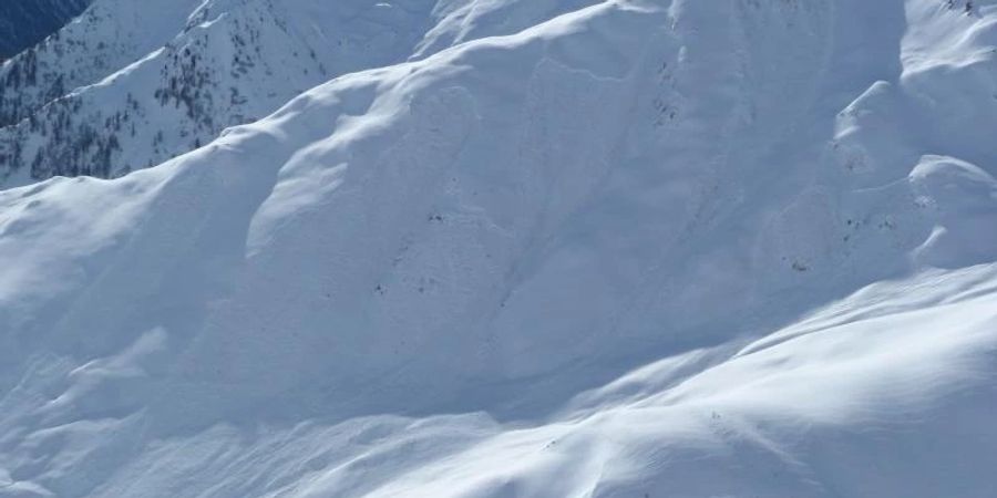 Der Lawinenkegel nach einem Lawinenabgang an der tirolerisch-schweizerischen Grenze in Spiss (Bezirk Landeck). Foto: Unbekannt/POLIZEI TIROL/APA/dpa