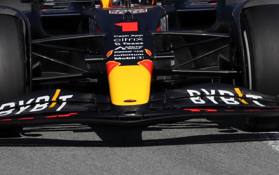 Am Red Bull von Max Verstappen setzt die Nase erst am zweiten Leitblech an.