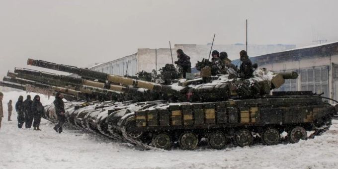 Ukrainische Soldaten untersuchen Panzer in einer Militäreinheit in der Nähe von Charkiw. Foto: Andrew Marienko/AP/dpa Ukrainische Soldaten untersuchen Panzer in einer Militäreinheit in der Nähe von Charkiw. Foto: Andrew Marienko/AP/dpa