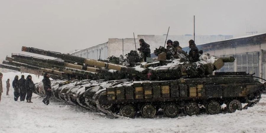 Ukrainische Soldaten untersuchen Panzer in einer Militäreinheit in der Nähe von Charkiw. Foto: Andrew Marienko/AP/dpa