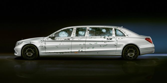 Limousine Mercedes Seitenansicht Einschusslöcher