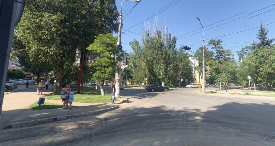 Aufnahme aus der Budivelnykiv-Allee im Sommer 2020.