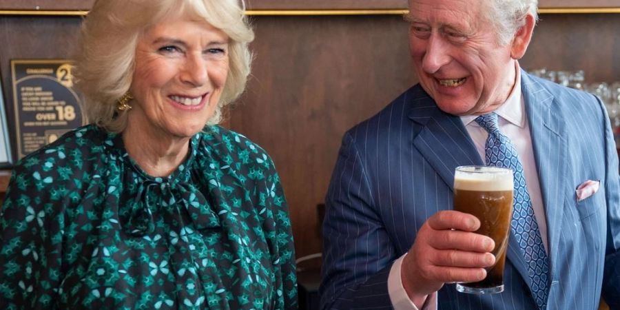 Herzogin Camilla und Prinz Charles in einer irischen Brauerei in London.