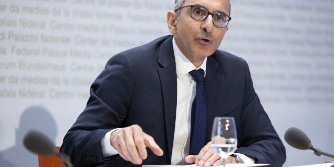 Erwin Bollinger, Botschafter, Leiter des Leistungsbereichs Bilaterale Wirtschaftsbeziehungen, Staatssekretariat fuer Wirtschaft SECO, spricht waehrend einer Medienkonferenz zur aktuellen Situation des Krieges in der Ukraine und die Konsequenzen fuer die Schweiz, am Donnerstag, 24. Maerz 2022 in Bern. (KEYSTONE/Peter Klaunzer)