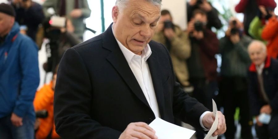 Orban bei der Stimmabgabe
