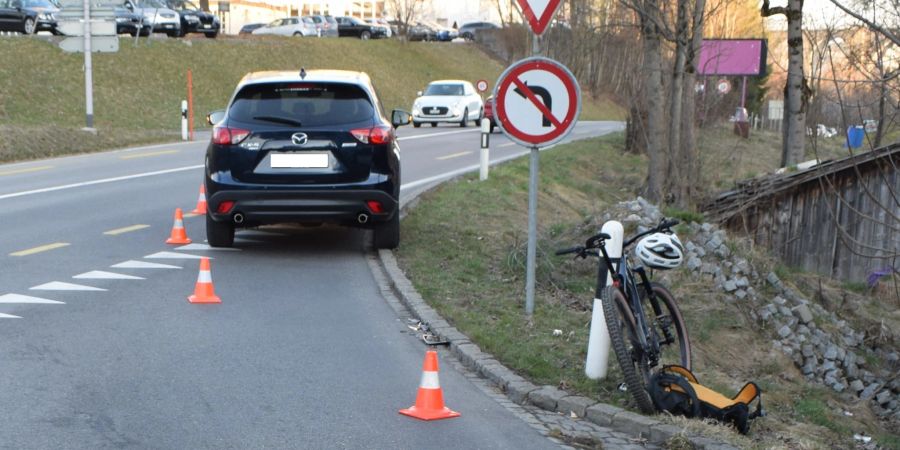 Herisau AR: Radlenker verletzt sich bei Auffahrkollision