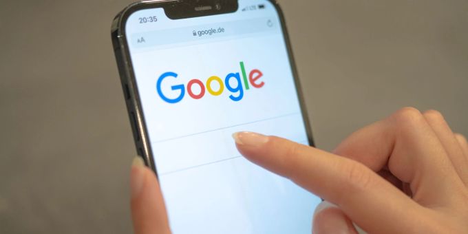Unabhängige Informationen über den Ukraine-Krieg sind in Russland immer schwerer zu bekommen. Nun hat die dortige Medienaufsichtsbehörde Google News blockiert. Unabhängige Informationen über den Ukraine-Krieg sind in Russland immer schwerer zu bekommen. Nun hat die dortige Medienaufsichtsbehörde Google News blockiert.