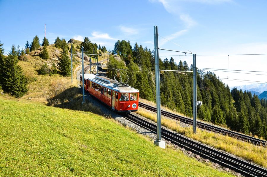 Bereits 1871 wurde die Rigi-Bahn eröffnet, die erste Zahnradbahn Europas. Sie bediente das stets wachsende touristische Interesse an der Schweizer Bergwelt.