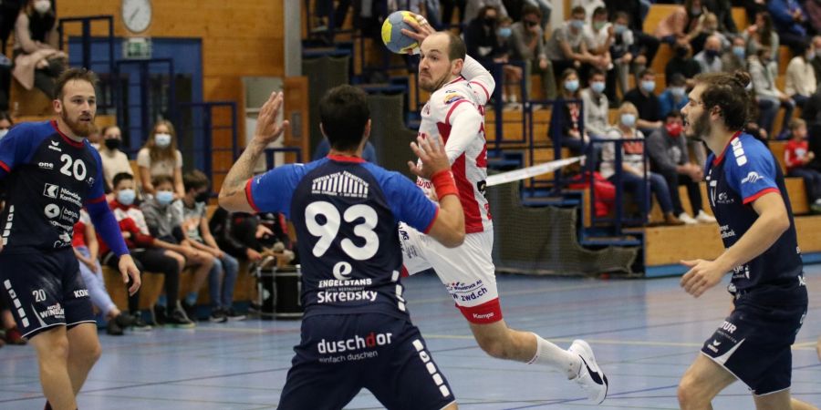 Simon Gantner, Spielmacher der SG Wädenswil/Horgen, beim Abschluss. - Horgen