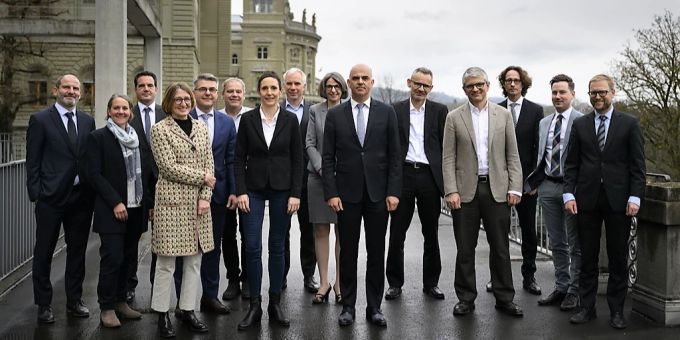 Gruppenbild zum Abschied: Taskforce und Vertreter von BAG und EDI auf der Bundesterrasse, mit Bundesrat Alain Berset (Mitte) und Taskforce-Präsidentin Tanja Stadler (links von ihm), am 31. März 2022. Berset Tanja Stadler Taskforce