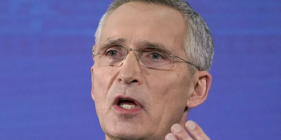 ARCHIV - Jens Stoltenberg, Nato-Generalsekretär, gestikuliert, während er auf dem Treffen der Nato-Aussenminister zu Journalisten spricht. Foto: Roman Koksarov/Pool AP/dpa