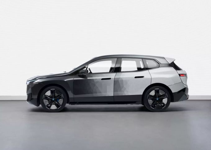 Der Farbenwechsel vom BMW iX Flow featuring E Ink BMW E Ink