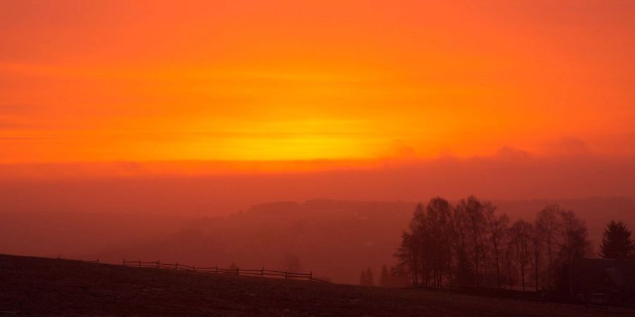 Wegen des Saharastaubs ist der Himmel bei Sonnenaufgang rötlich gefärbt.