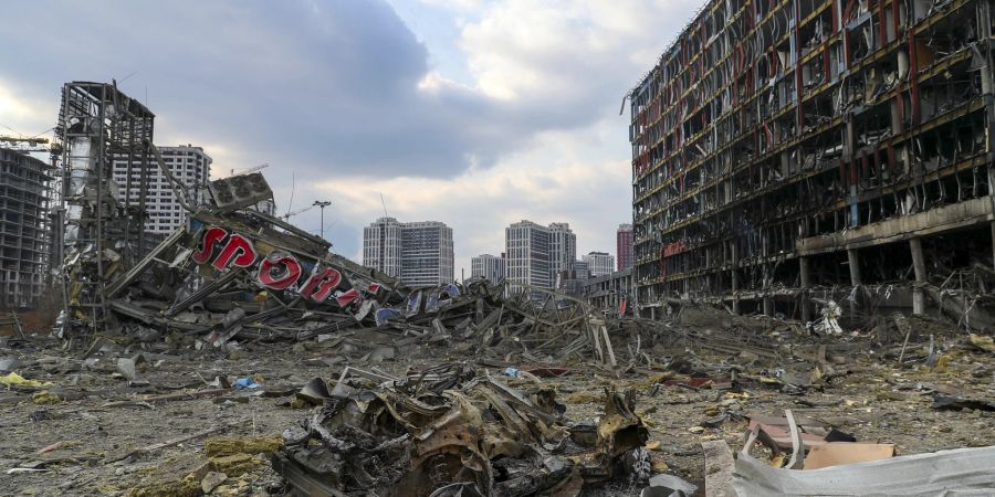 Foto einer im Ukraine-Krieg zerbombten Shopping-Mall in Kiew vom 24. März 2022.