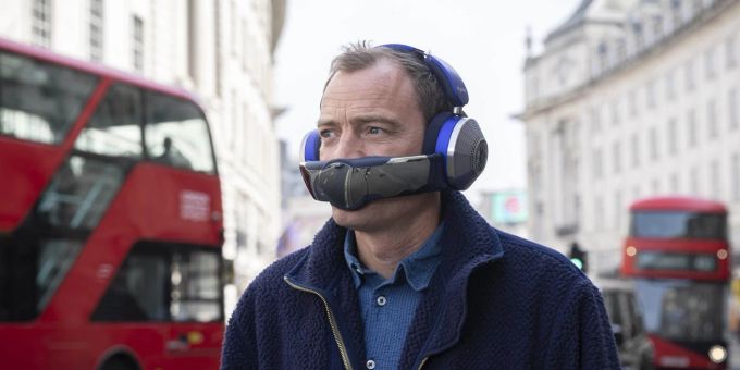 Jake Dyson, Sohn des Dyson-Gründers mit dem neuen Kopfhörer von Dyson. Kopfhörer Dyson