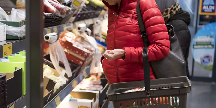 Eine Frau kauft Lebensmittel ein: Kauft man bewusst ein, sollte man der Wahl vertrauen. Gedankenlos getroffene Entscheidungen sollten Forschenden zufolge hingegen eher hinterfragt werden. (Themenbild)
