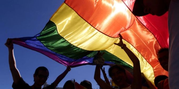 Die Regenbogenflagge. Die römsich-katholische Kirche soll den queeren entgegenkommen. römisch-katholische Kirche