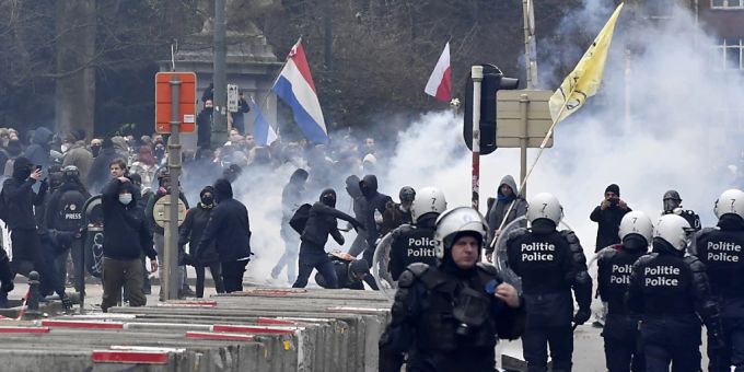 Polizisten und Demonstranten während eines Protestes gegen die Massnahmen zur Eindämmung des Coronavirus in Brüssel. Coronavirus