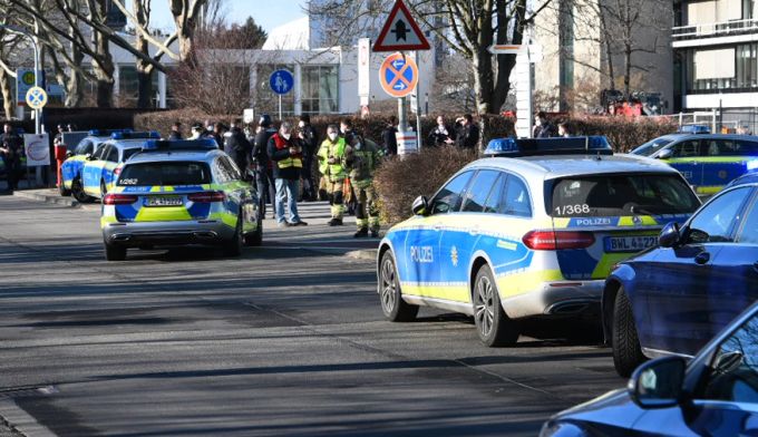 dpatopbilder - 24.01.2022, Baden-Württemberg, Heidelberg: Fahrzeuge der Polizei stehen am Gelände der Heidelberger Universität. Amoklauf auf Uni-Campus in Heidelberg mit mehreren Verletzten